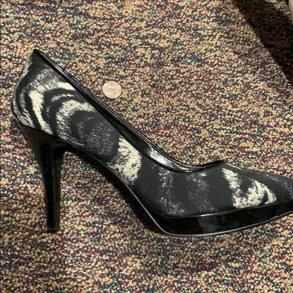 Super fun black and white print pumps - Picture 2 of 4